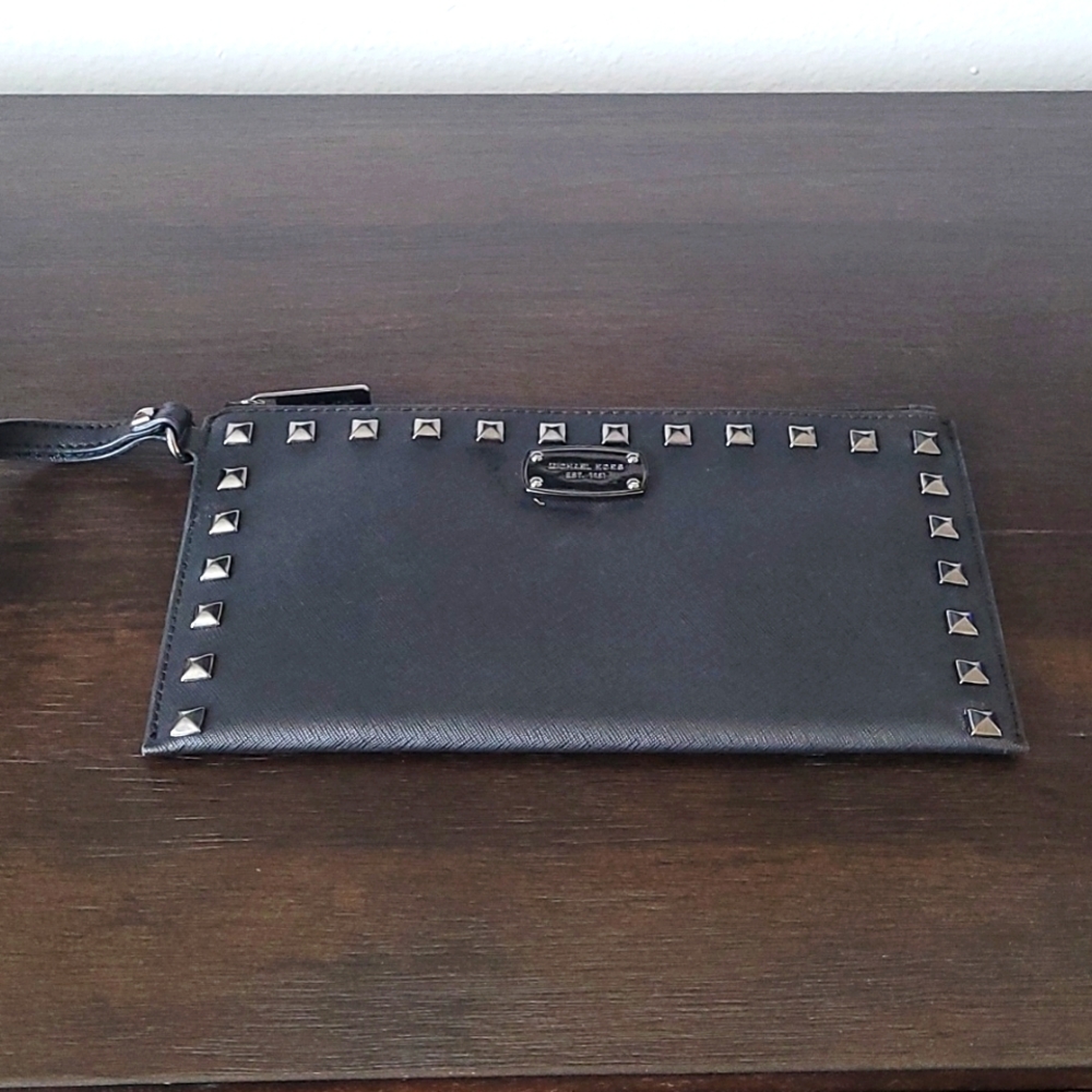 Blacm Micheal Kors clutch